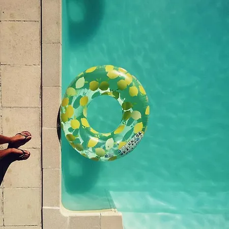 Petit Chateau Le Piot Bed and Breakfast