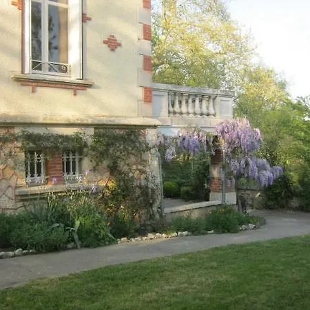 Petit Chateau Le Piot Bed and Breakfast 3*